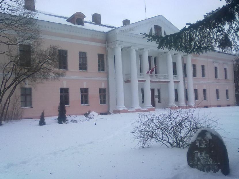 Svitenes muižas kungu mājai ir saglabājušās oriģinālās jumta koka konstrukcijas un daļēji - jumta logi. Jumts būvēts 19. gadsimta sākumā, domājams, pirmajā desmitgadē, pēc 1802. gada, kad ēku mantoja grāfs Filips Elmpts. Vecā ēka tika paplašināta mūsdienās redzamajā apjomā, faktiski pārtopot jaunā, laikmeta stila un ērtību prasībām atbilstošā būvē. Jaunais Svitenes kungu mājas jumts bija segts ar lokšņu skārdu, ko, visticamāk, krāsoja. Vēlāk 19. gadsimtā bēniņos iebūvētas pildrežģa starpsienas un telpas pie R puses frontona. Pašlaik jāpaliek pie hipotēzes, ka Svitenes muižas kungu mājas jumta šīfera segums likts 19. gadsimta pēdējā trešdaļā, vai pat pēdējā dekādē. Skārds joprojām klāja frontona divslīpju jumtu, jumta logu (lukarnu liektos jumtiņus) un atikas, kā arī šauru joslu gar jumta apakšējo malu. 1938. gadā centrālajā daļā šīferi nomainīja ar skārdu, bet pilnībā ar viļņotā azbestcementa loksnēm – 1970. gados.