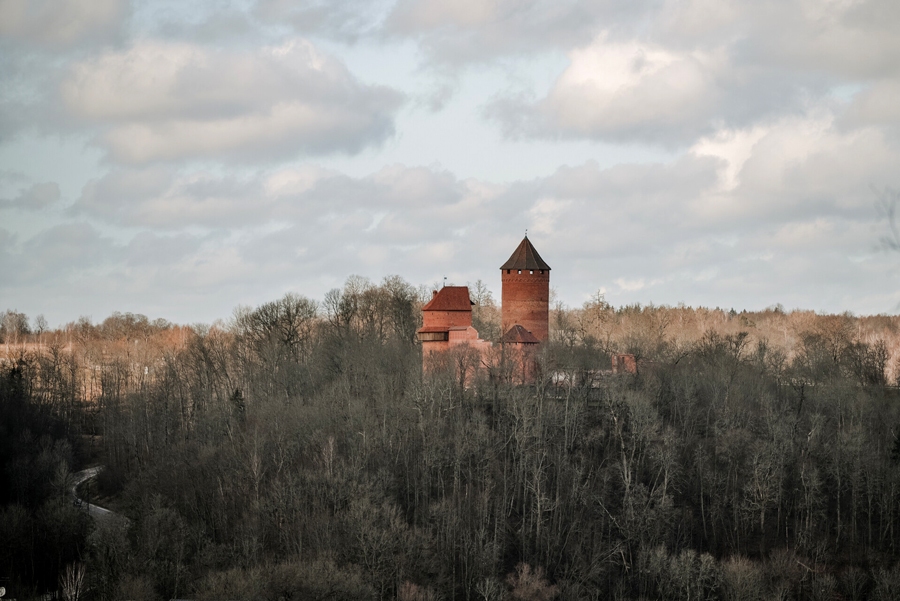 Neierasta krāsu palete skatam no Paradīzes kalna uz Gaujas senleju un Turaidas pils torņiem.
Autors: no Siguldas novada tūrisma informācijas centra arhīva.