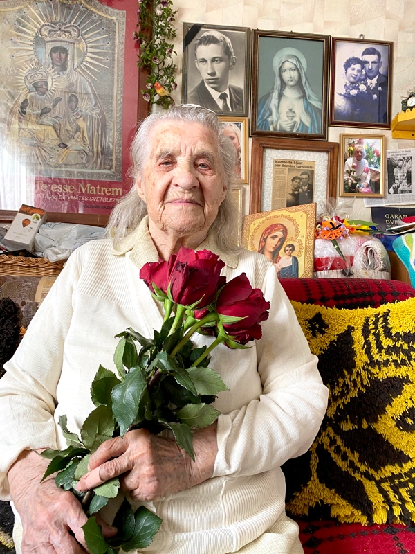 Lūcija Valtere ar 100. dzimšanas dienas ziediem.
Autors: no ģimenes arhīva.