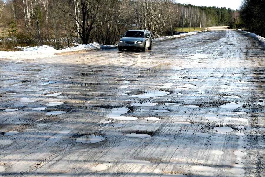 Braukšana pa autoceļa Likverteni–Jaunsaule–Skaistkalne posmu no pagrieziena uz Vecsauli līdz Jaunsaulei, īpaši tā sākumā, ik pavasari bojā automašīnas.
Autors: Ivars Bogdanovs