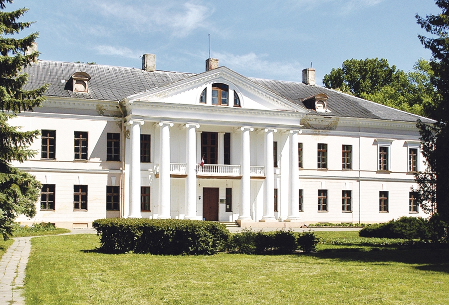 Svitenes muižas kungu mājai ir saglabājušās oriģinālās jumta koka konstrukcijas, daļēji – arī jumta logi. Jumts būvēts 19. gadsimta sākumā, domājams, pirmajā desmitgadē, pēc 1802. gada, kad ēku mantoja grāfs Filips Elmpts.
Autors: no «Bauskas Dzīves» arhīva.