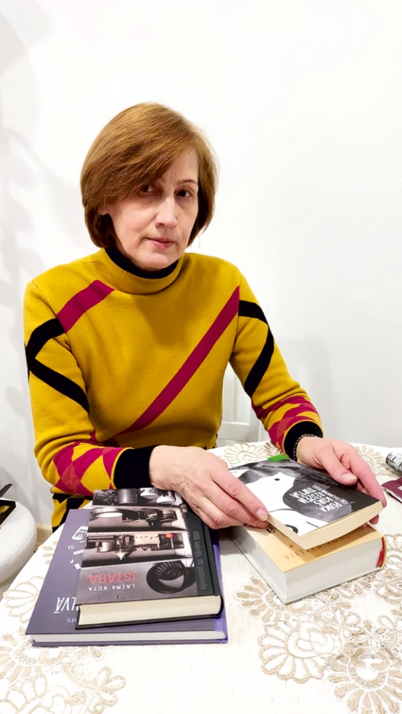 Aija Sietiņa tikko no E. Virzas Iecavas bibliotēkas paņēmusi grāmatu kaudzīti.
Autors: no personiskā albuma.