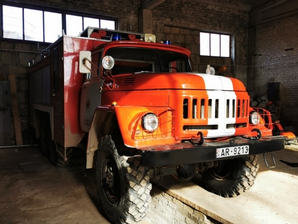 Ceturtdien, 4. martā, Vecumnieku novada domes Bārbeles pašvaldības ugunsdzēsības formējums no Valsts ugunsdzēsības dienesta saņēma specializēto transportlīdzekli – AC – 40 (131), autocisterna ir uz automašīnas ZIL 131 bāzes, 1990 gada izlaiduma ar 28800 km nobraukumu.
Autors: G. Spula