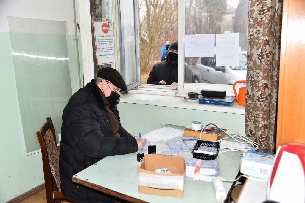 Bauskas mednieku un makšķernieku biedrības izpilddirektors Māris Vaitekūns noformē licenci.
Autors: Kaspars Kalējs