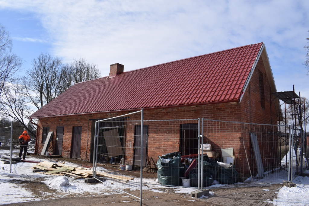 Skaistkalnes vidusskolas noliktavas ēka ieguvusi jaunu jumta segumu –  metāla dakstiņus.
Autors: Žanna Zālīte