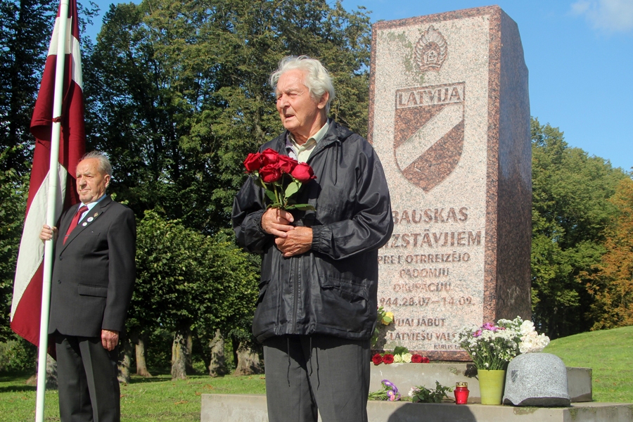 Edgars Skreija pie pieminekļa Bauskas aizstāvjiem 2019. gada 14. septembrī.