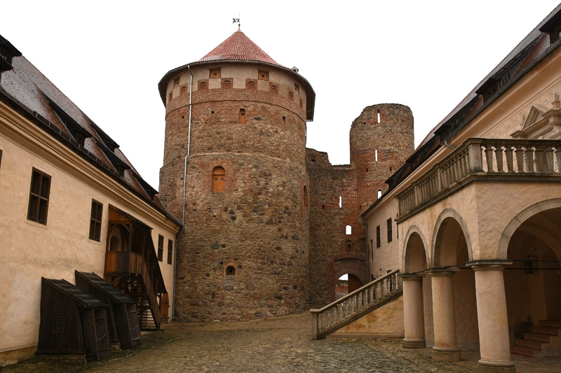 Livonijas ordeņa cietokšņa centrālā torņa, mazā vārtu torņa un tiem piegulošo sienu konservācijā veikti vērienīgi darbi.
Autors: no «Bauskas Dzīves» arhīva.