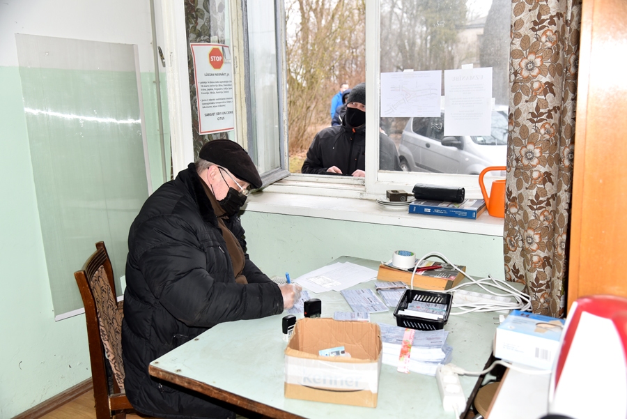 Licenču izsniegšana sestdien notika distancējoties, pa lodziņu.
Autors: Kaspars Kalējs