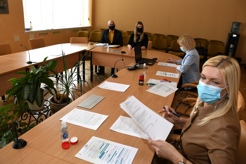 Pirmie sarakstu Bauskas novada domes vēlēšanām novada vēlēšanu komisijai iesniedz partijas  «Latvijas attīstībai» pārstāvji Jānis Dūmiņš un Laine Baha (attēlā - galda galā).
Autors: Ivars Bogdanovs