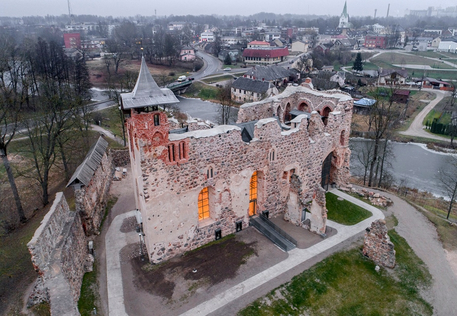 Glābtas senās kapelas būves paliekas, radot jaunu pievilcīgu tūrisma un kultūras vietu.
Autors: Kaspars Krauze, no Dobeles pašvaldības arhīva.