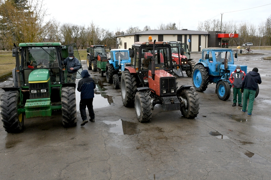Bauskas novadā pirmie spēkratus testē Gailīšu pagasta Uzvarā;  Iecavā pirmā traktortehnikas apskates diena būs 24. martā, bet 
Vecumnieku novadā tā sāksies 25. martā Bārbelē.
Autors: Ivars Bogdanovs