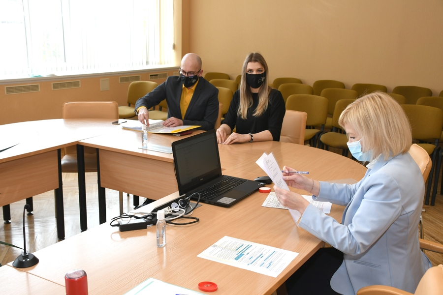 Partijas «Latvijas attīstībai» pārstāvji Jānis Dūmiņš un Laine Baha (attēlā – galda galā) iesnieguši kandidātu sarakstu Bauskas novada vēlēšanu komisijai.
Autors: Ivars Bogdanovs