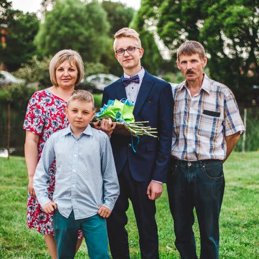 Jubilāre kopā ar vīru un dēliem Emīla mūzikas skolas izlaidumā 2019. gadā.
Autors: no personiskā arhīva.