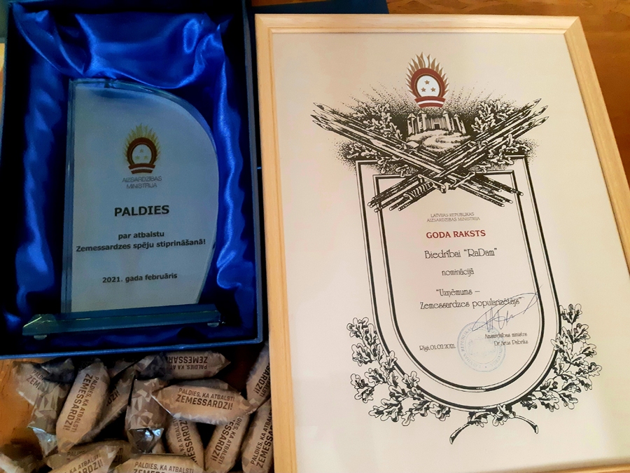 Aizsardzības ministrijas pateicības iecavniekiem.
Autors: no personiskā albuma.