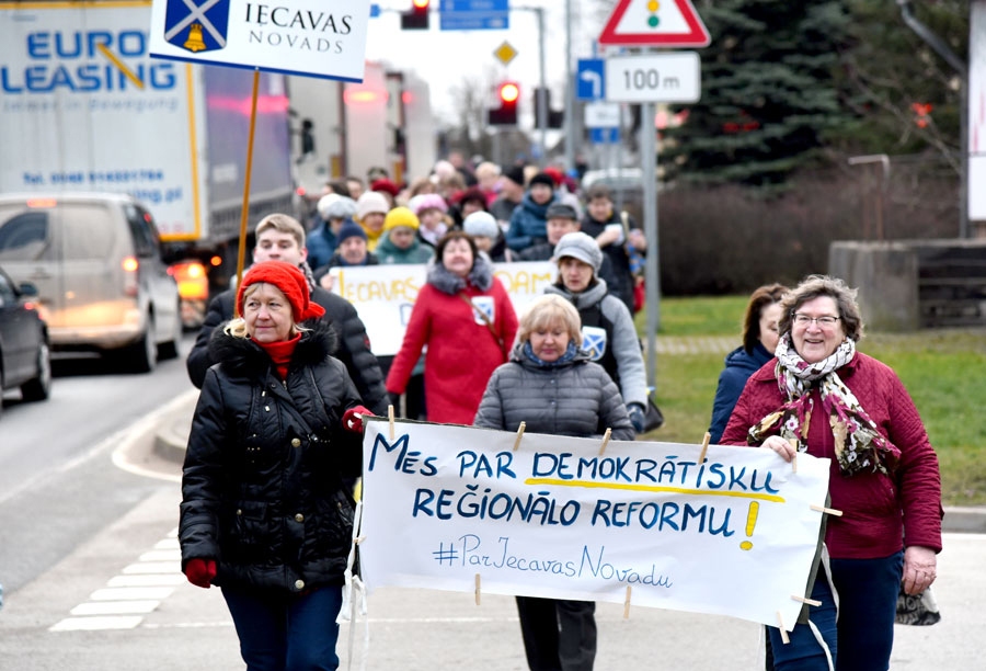 Iecavnieki protestē pret Iecavas novada pievienošanu Bauskas novadam – 2020. gada 4. marts.
Autors: no «Bauskas Dzīves» arhīva.