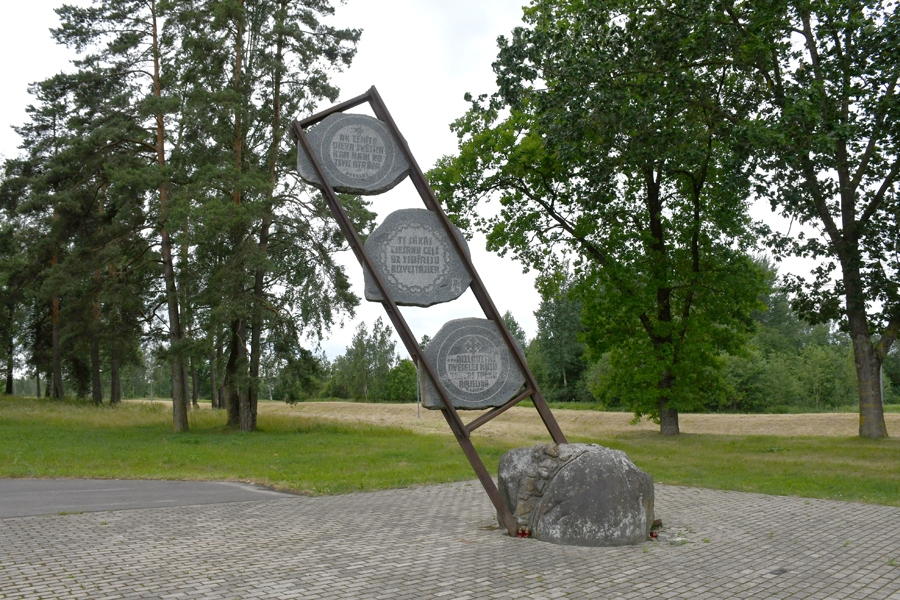 Piemineklis politiski represētajiem Iecavas dzelzceļa stacijas tuvumā. Tas ticis saukts arī par «sāpju semaforu», jo no Iecavas stacijas daudziem, arī Mirdzai Ludiņai, 1949. gada 25. martā sākās sāpju ceļš uz Sibīriju.
Autors: no «Bauskas Dzīves» arhīva.