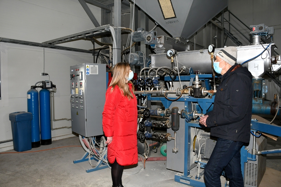 SIA «Iecavnieks & Co» ražošanas vadītāja Sanita Celitane un uzņēmuma vadītājs Dainis Lagzdiņš pie barības apstrādes iekārtas - ekstrūdera.
Autors: Ivars Bogdanovs