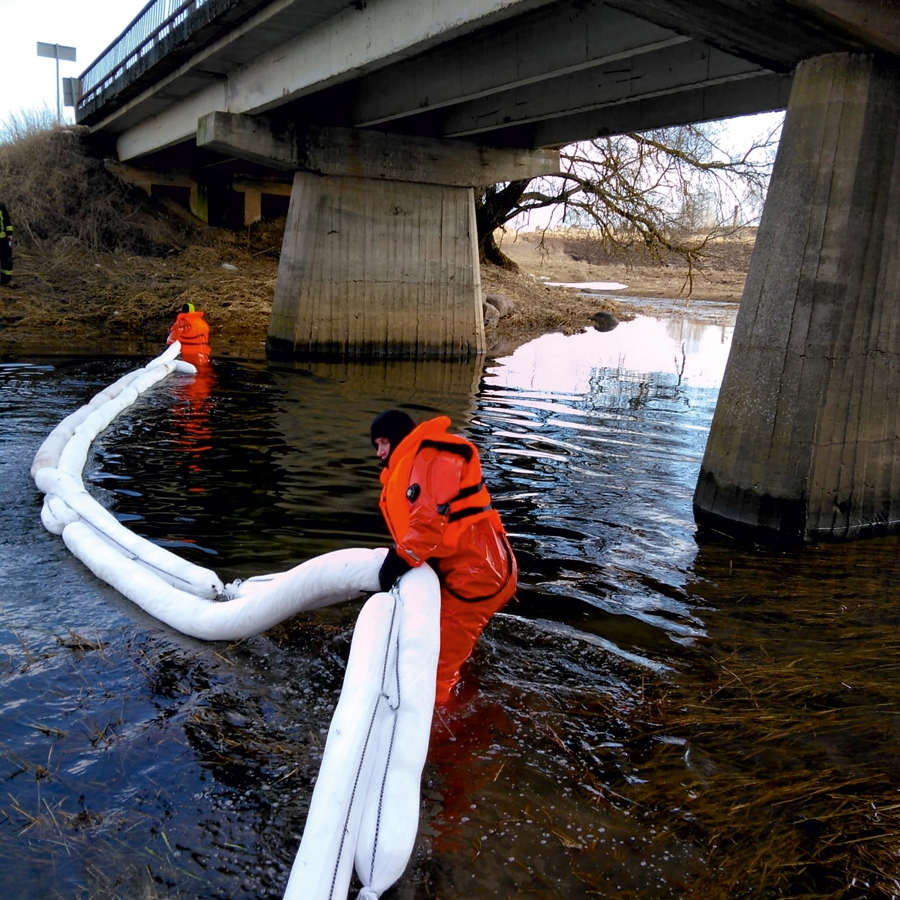 Ugunsdzēsēji glābēji pāri Īslīces upei divās rindās izvilka absorbējošās bonas.
Autors: VUGD