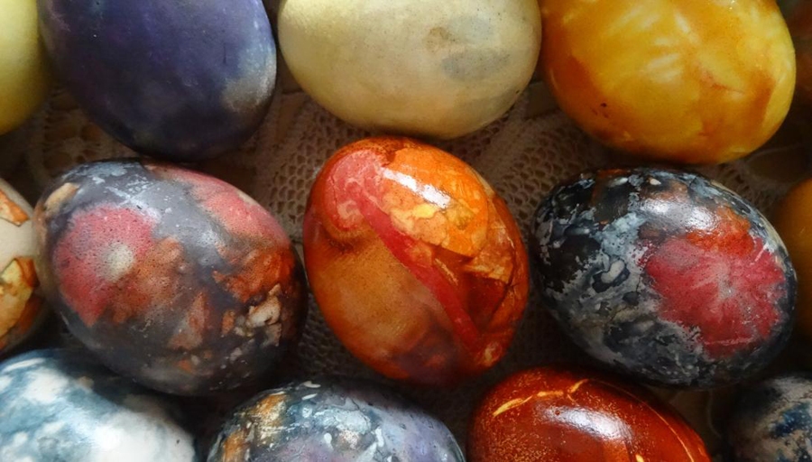 Dabas materiālos krāsotas olas – drošanas veselībai.
Autors: no albuma.