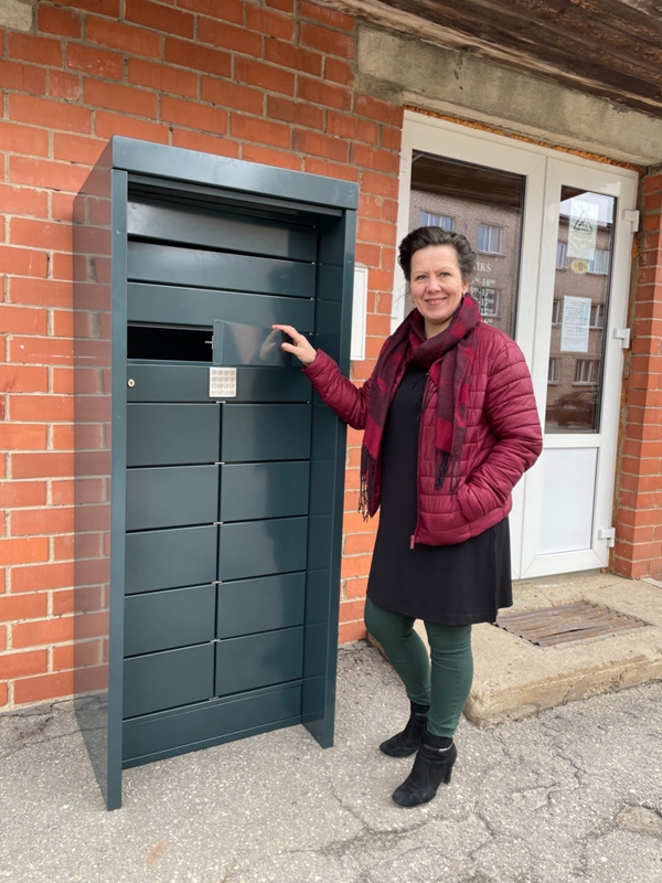 Bauskas Centrālās bibliotēkas uzstādītais grāmatu pakomāts; par to priecīga direktore Māra Kuļikauska.
Autors: no bauska.lv.