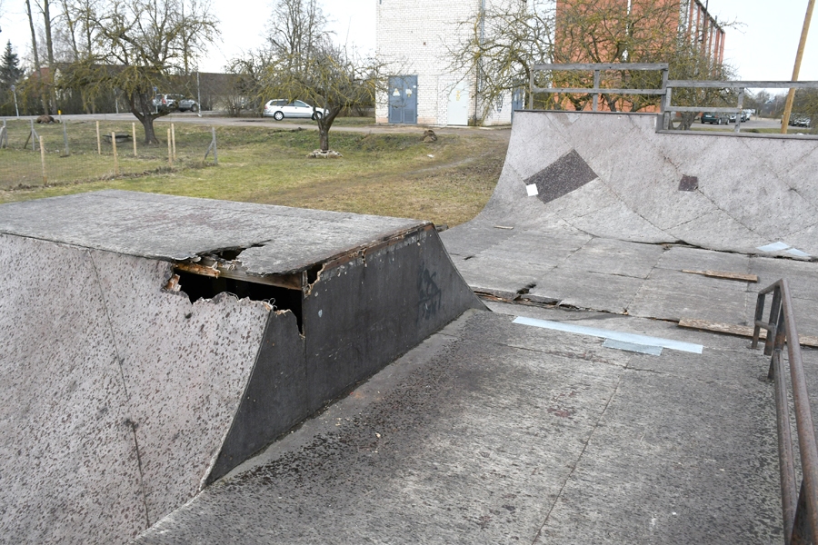 Bērzkalnu skeitparkā ieguldīti 21 335 eiro nodokļu maksātāju naudas. Nu nevarot neko citu darīt kā vien konstrukcijas un šos tūkstošus nošķūrēt.
Autors: Ivars Bogdanovs