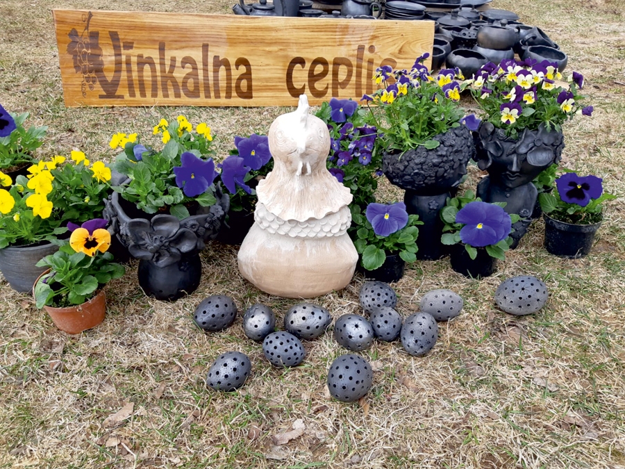 Lieldienu svētdienā no Vīnkalna cepļa tiks izņemti krāsaini māla darbi. Arī foto redzamā vista – Lieldienu dekors – tad iegūs pavisam citus krāsu toņus.
Autors: no G. Zaumanes personiskā albuma.