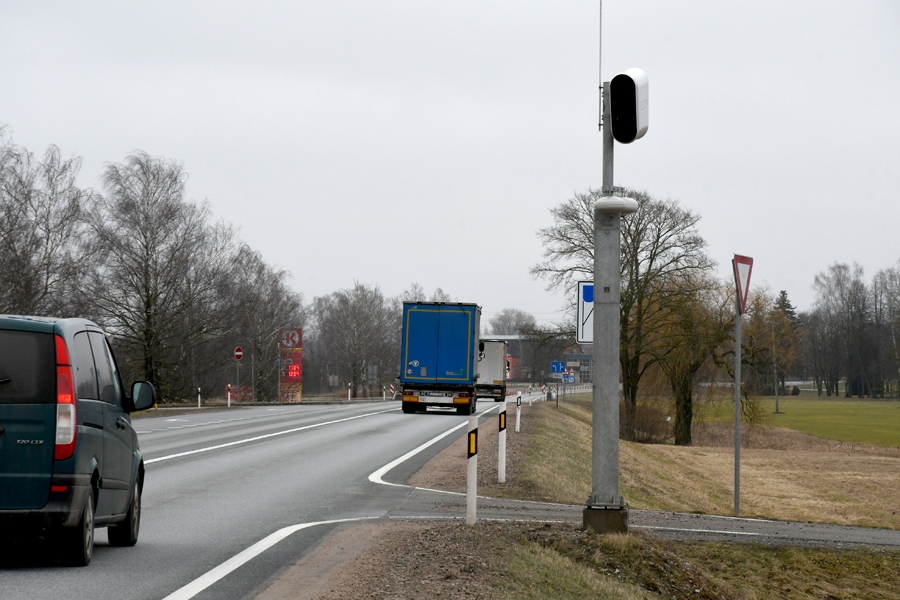 Radars, kas atrodas Ceraukstē, šosejas  «Via Baltica» 73,7. kilometrā, reģistrējis 1255 atļautā ātruma pārsniegšanas gadījumus – izrakstīti protokoli par kopējo summu 32 145 eiro.
Autors: Ivars Bogdanovs