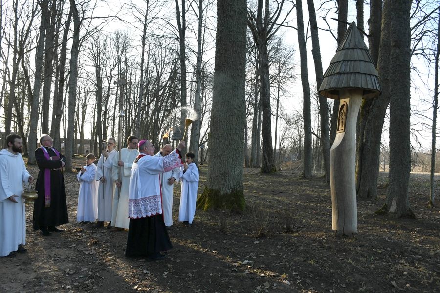 Krusta ceļa pieturvietu dekoratīvos elementus ir darinājuši lietuviešu kokgriezēji.
Autors: Ivars Bogdanovs