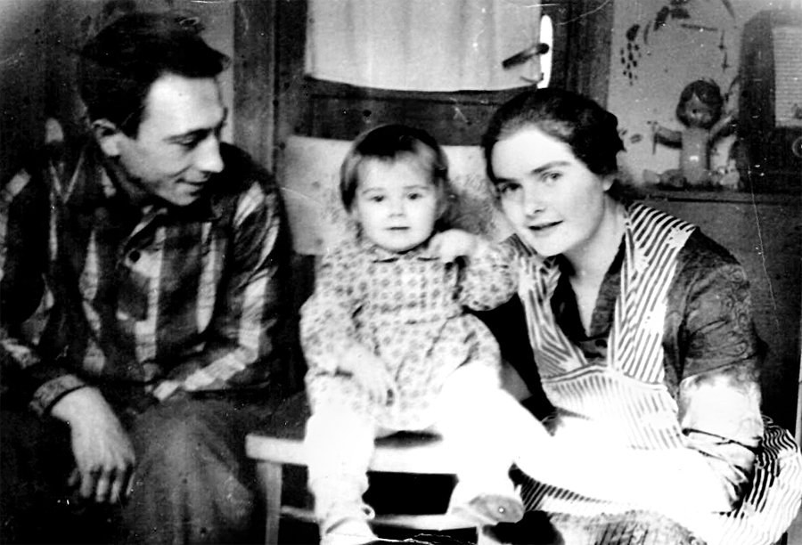 Jubilāre mazotnē ar vecākiem – 
Zaigu un Nikolaju.
Autors: no Ineses Lavrinovičas personiskā  arhīva.