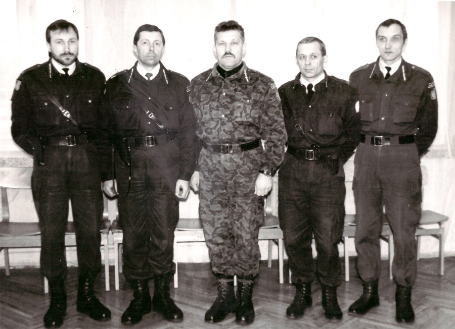 Rotu komandieri (no kreisās) Ainārs Ķienis, Jānis Ķauķis, Herberts Mucenieks, Aigars Paozols kopā ar tā laika bataljona komandieri Juri Dalbiņu, vidū.
Autors: no H. Mucenieka personiskā albuma.