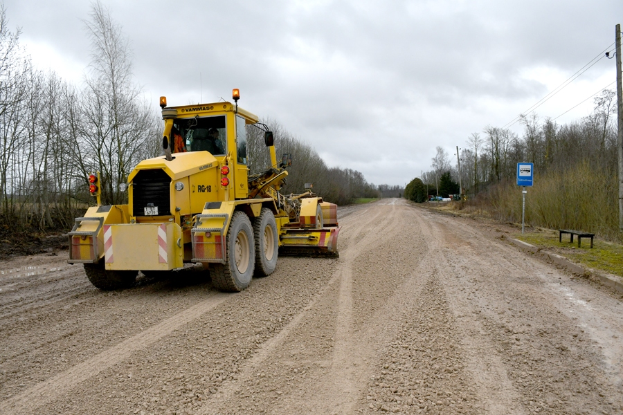 LAU Bauskas nodaļa šogad mūspuses reģiona teritorijā greiderējusi ceļus vairāk nekā 630 km garumā.
Autors: Ivars Bogdanovs