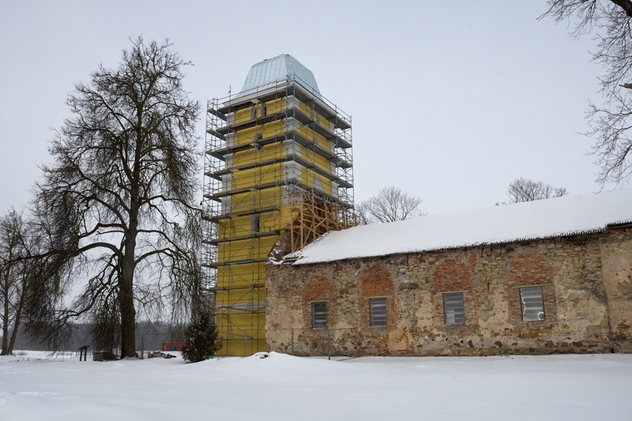 Mežotnes baznīcas torņa rekonstrukcija jāpabeidz jūnijā. Attēls uzņemts pēc kupola uzstādīšanas tornī šogad februārī.
Autors: no 