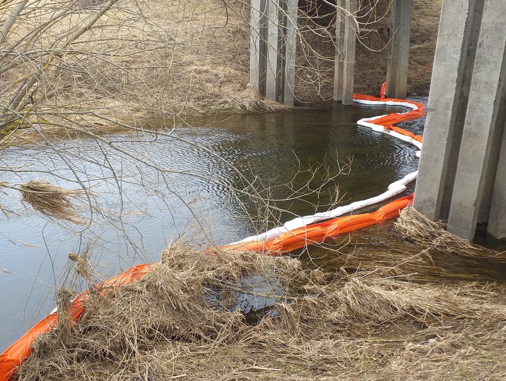 Naftas produktu piesārņojums Īslīces upē Viesturu pagastā, Rundāles novadā vairs nav novērojams. Tomēr piesardzības nolūkos upē vēl kādu laiku paliks iepriekš uzstādītās naftas produktus absorbējošās bonas, lai savāktu naftas produktus, kas nelielā apjomā uzkrājušies atsevišķās vietās upes krasta zālē.
Autors: VVD