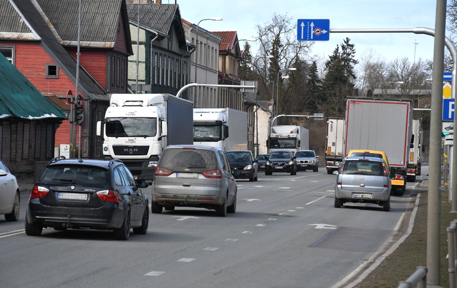 Kalna ielas malā esošo iestāžu un uzņēmumu darbiniekiem ikdienā vibrācijas, troksnis un putekļi jūtami visu laiku. Vide nav piemērota iedzīvotājiem, bet gan automašīnām.
Autors: Ivars Bogdanovs