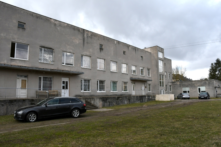 Bauskā, Slimnīcas ielā 4, plānots izveidot lielāko no deinstitucionalizācijas plāna būvēm apvienotajā Bauskas novadā – grupu māju 
16 personām. Visdrīzāk, ar to nepietiks, un novadam nākotnē būs jādomā par papildu investīcijām.
Autors: Ivars Bogdanovs