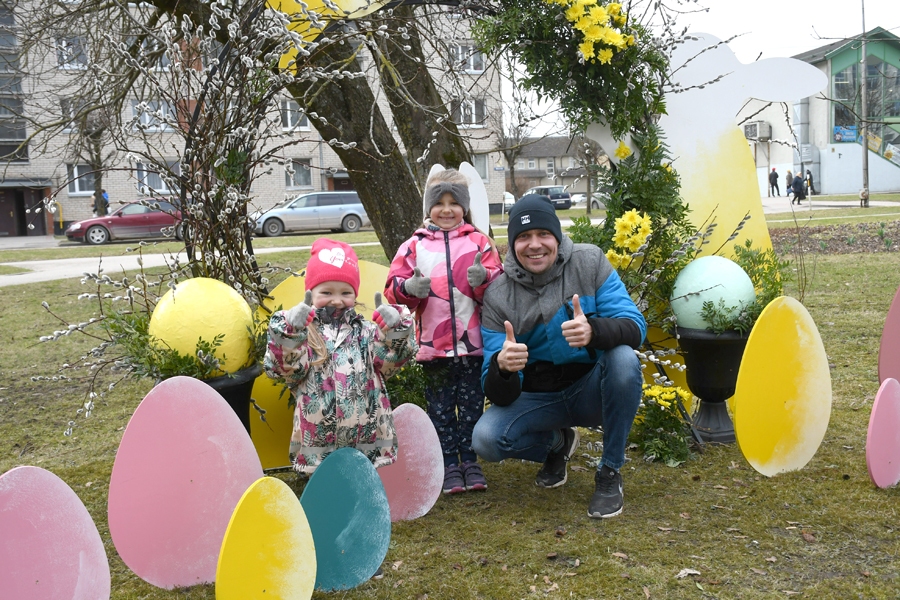 Andis Beķeris kopā ar meitiņām Emmu un Keitu, izstaigājuši zaķa Oto pēdās, nolēma arī nofotografēties.
Autors: Ivars Bogdanovs