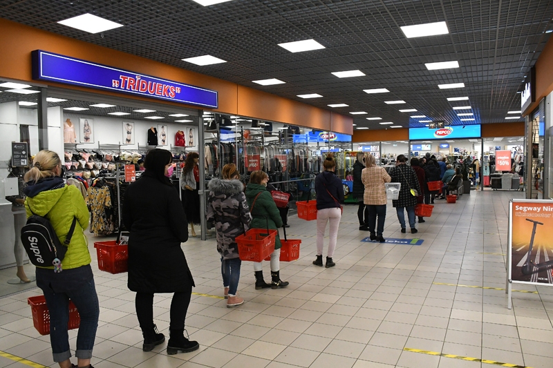 Vairāk nekā divdesmit cilvēku gara rinda veidojās pie veikala
Autors: Ivars Bogdanovs