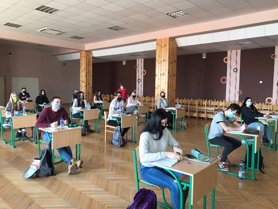 Bauskas 2. vidusskolas 12.a klases skolēni mācās aktu zālē.
Autors: N. Matulēviča