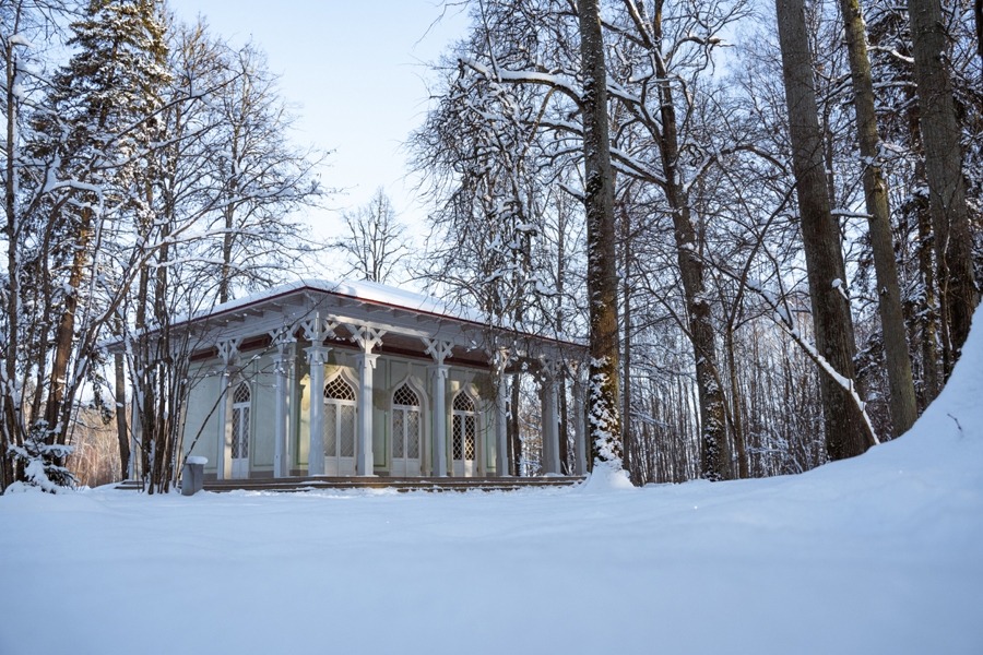 Maršruts paredz izstaigāt arī Elejas muižas parku un no ārpuses apskatīt Tējas namiņu, kas fotografēts šajā ziemā.
Autors: Edgars Pogožeļskis, jelgavasnovads.lv.