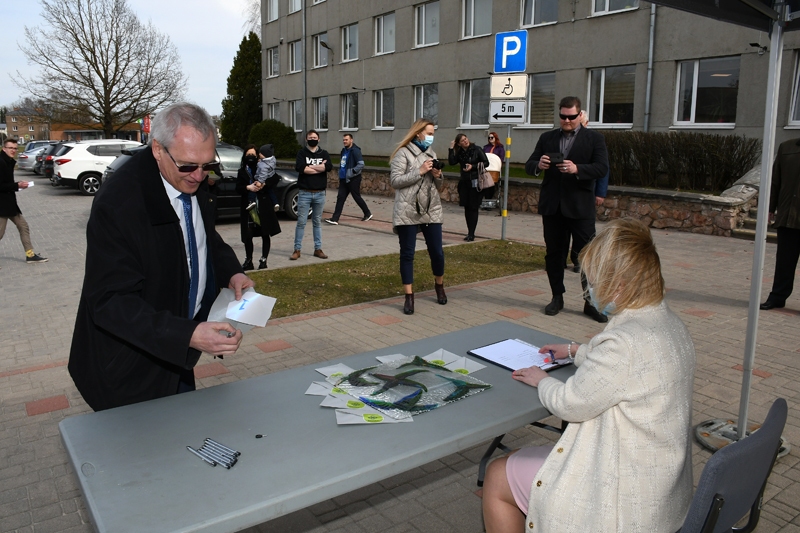 Saistībā ar izlozes rezultātiem ar pirmo numuru startēs partija Nacionālā apvienība «Visu Latvijai!» – «Tēvzemei un Brīvībai/LNNK».
Autors: Ivars Bogdanovs
