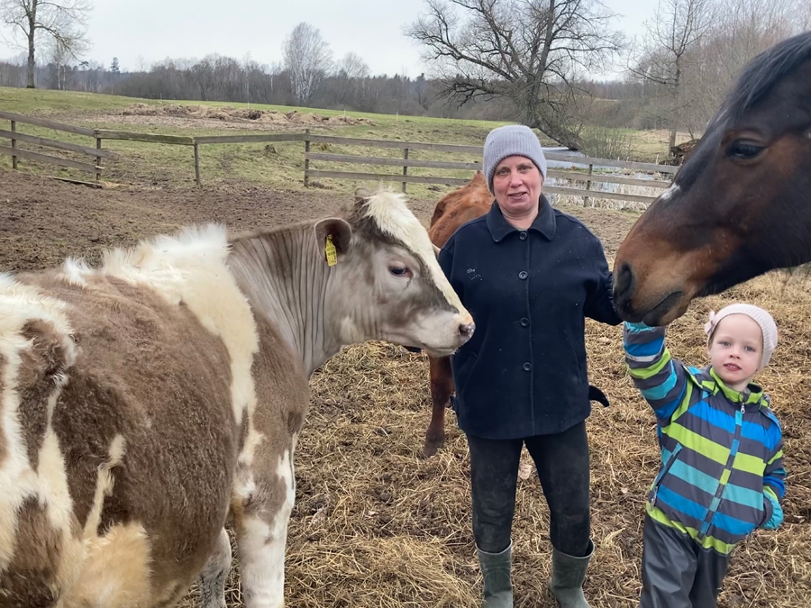 Inta Galane ar mazmeitu Gabrielu pie saviem mīluļiem.
Autors: no personiskā arhīva.