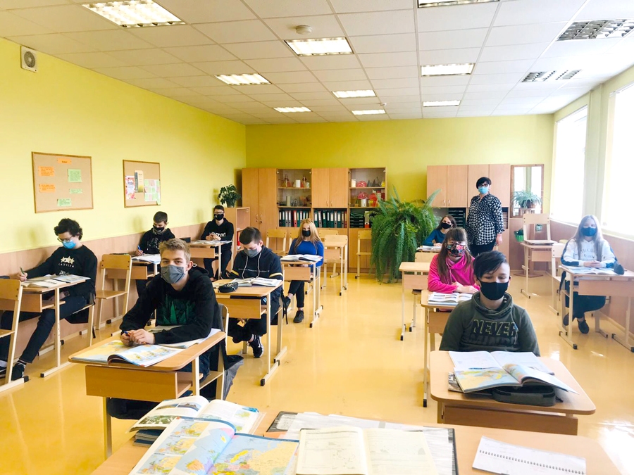 Rundāles novads jau vairākas nedēļas ir drošo pašvaldību sarakstā, tālab Pilsrundāles vidusskolā arī 8. klases audzēkņi ierodas uz mācībām klātienē.
Autors: no Pilsrundāles vidusskolas albuma.