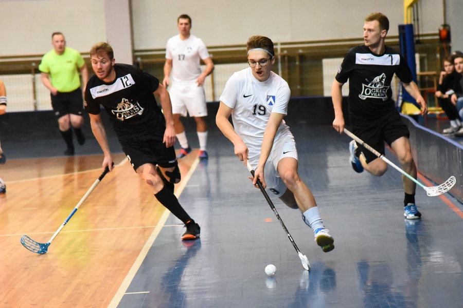 Gustavs Pļevoks (vidū) aizvadīja rezultatīvu maču Rīgā pret «RTU/Rockets».
Autors: no «Bauskas Dzīves» arhīva.