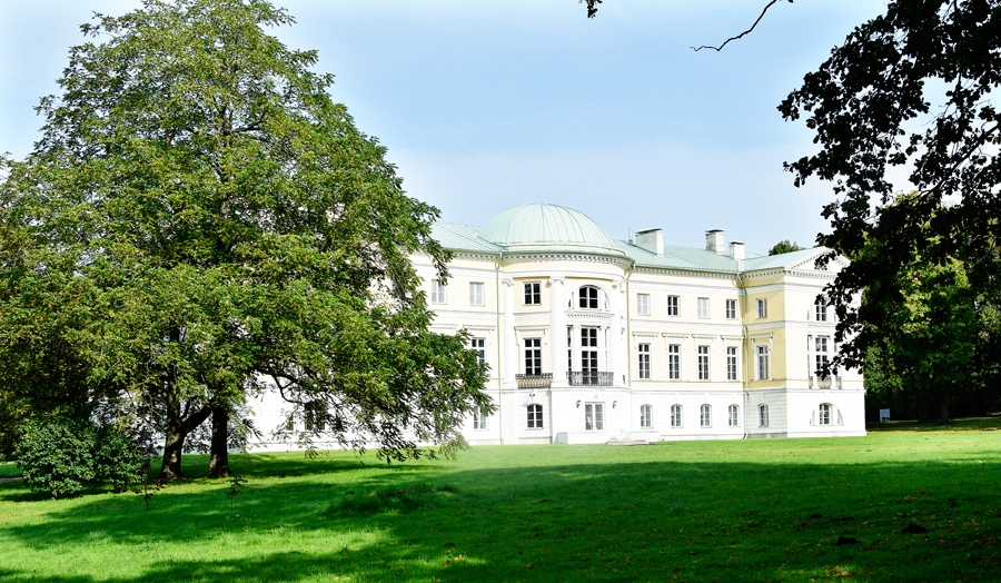 Mežotnes pils – spožākā klasicisma pils, kāda vēl Latvijā saglabājusies.
Autors: no  «Bauskas Dzīves» arhīva.