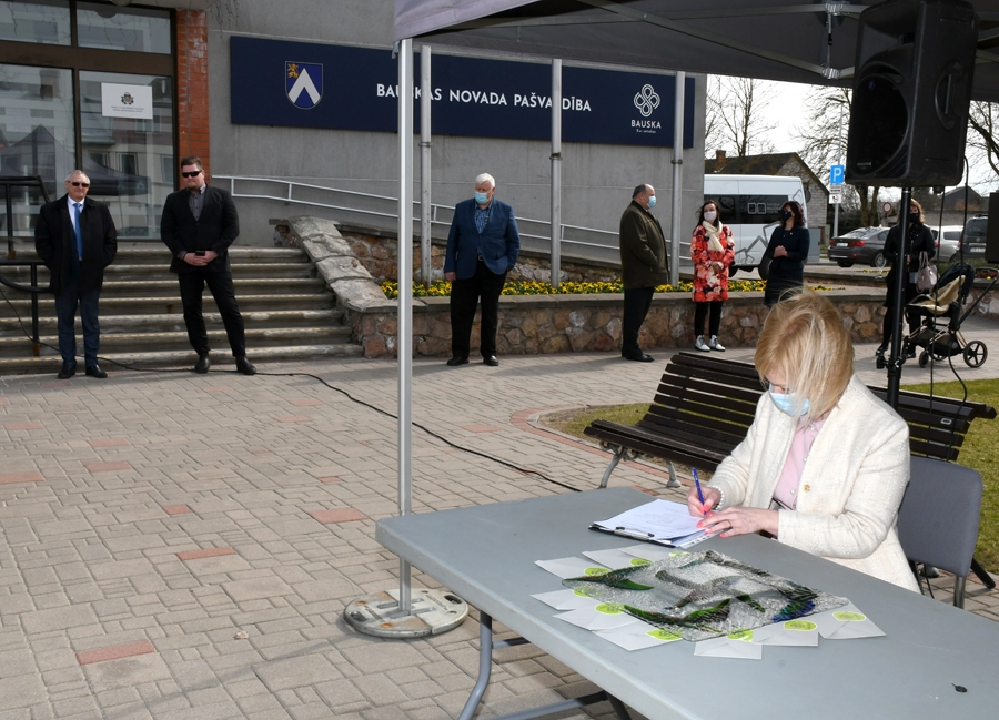 Bauskas novada domes vēlēšanām pieteikto deviņu partiju sarakstu iesniedzēji 12. aprīlī lozēja kandidātu sarakstu secību.
Autors: Ivars Bogdanovs