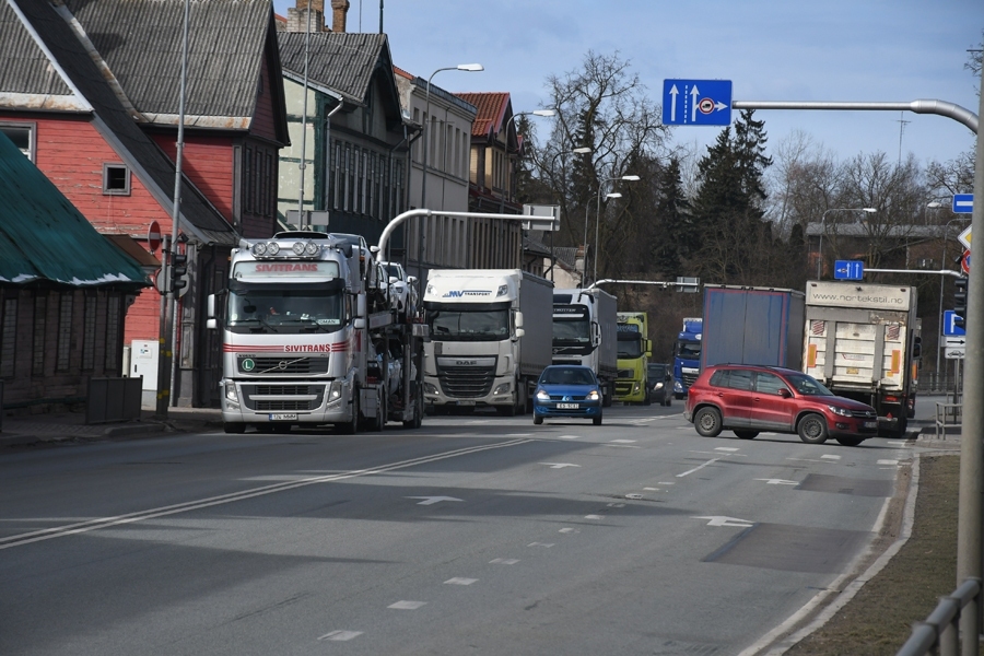 Kalna ielā Bauskā vērojams lielākais kravas auto īpatsvars – līdz pat 29% no kopējā transportlīdzekļu skaita. Pandēmijas laikā – vēl lielāks.
Autors: Ivars Bogdanovs