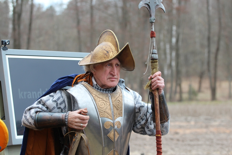 Operetes sargs ir tēls, kas atmostas un atdzimst kā 15. gadsimta bruņinieks, kurš bijis aizsnaudies un, pamostoties mūsdienās, saprot, ka teātris ir zudis. Foto – INGRĪDA PUNKA
Autors: Ingrīda Punka