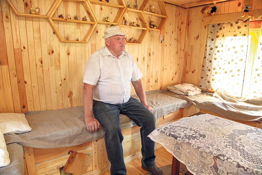 Armands Galviņš ir viens no pirmajiem, kas Latvijā sāka nodarboties ar tā saukto bišu terapiju. Sajūtas, guļot uz lāvas, zem kuras zum bites, ir interesantas. Ja cilvēks nav pieradis atslābināties, sākumā ir grūti, bet, ja ar sevi strādā, izdodas sevi noskaņot uz to, ka, ieejot mājiņā, ir jāatpūšas. 
Foto
Autors: no laikraksta arhīva.