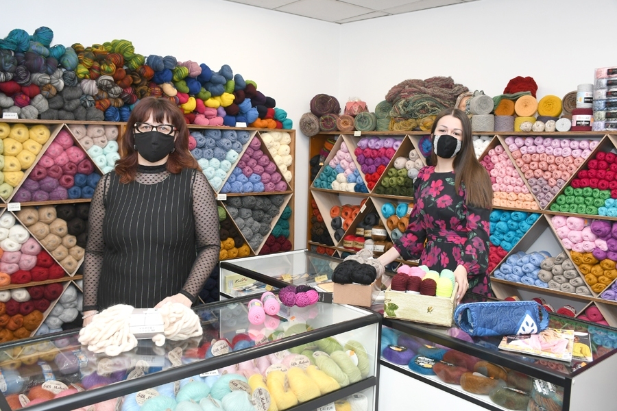 Jaunatvērtajā veikalā «Fiifa» Rita Pažemecka (no kreisās) un Elīna Pažemecka pirms ārkārtas stāvokļa paspēja nostrādāt tikai četras dienas.
Autors: Ivars Bogdanovs