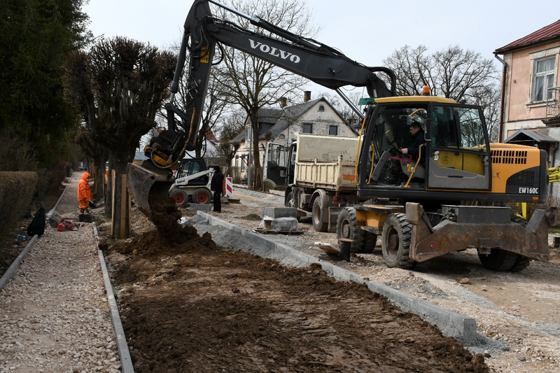 Pēc tehnoloģiskā pārtraukuma SIA «Viona» sākusi darbus Pilskalna ielā Bauskā.
Autors: Ivars Bogdanovs